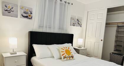 Sunshine Palace
Charming Tri-Level House with game room and large backyard!