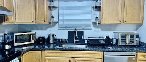 冷蔵庫、電子レンジ、オーブン、コンロ