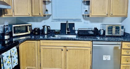 Sunshine Palace
Charming Tri-Level House with game room and large backyard!