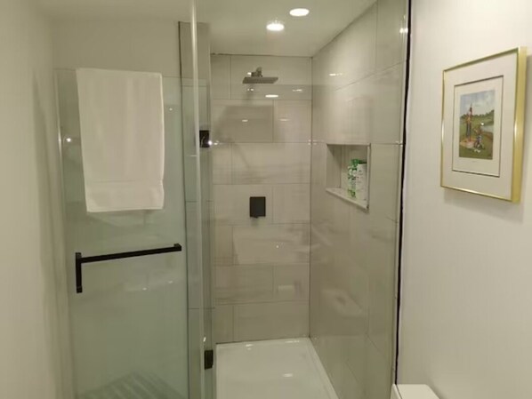 Dusche, Haartrockner, Handtücher, Seife