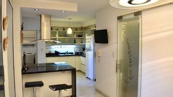 Frigorífico, microondas, horno y placa de cocina