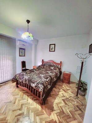 1 chambre, bureau, fer et planche à repasser, Wi-Fi