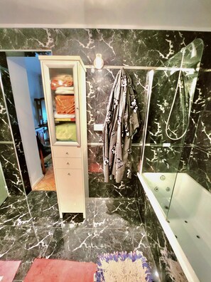 Umweltfreundliche Kosmetikartikel, Haartrockner, Bidet, Handtücher
