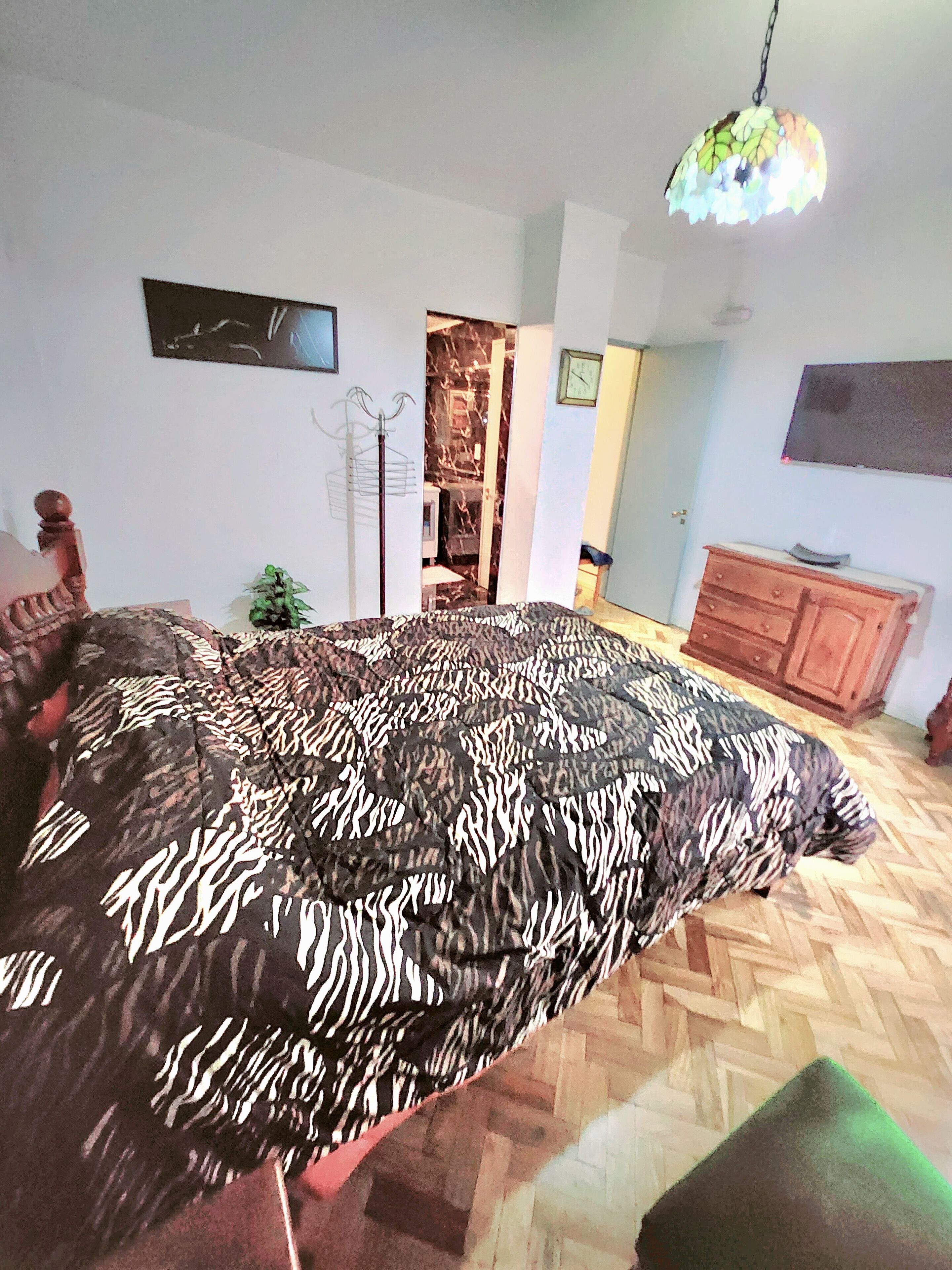 1 habitación, escritorio, tabla de planchar con plancha y wifi 