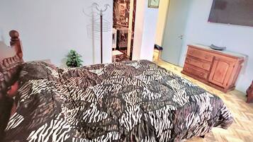 1 habitación, escritorio, tabla de planchar con plancha y wifi
