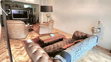 Una Smart TV, un reproductor de DVD, libros, un reproductor estéreo