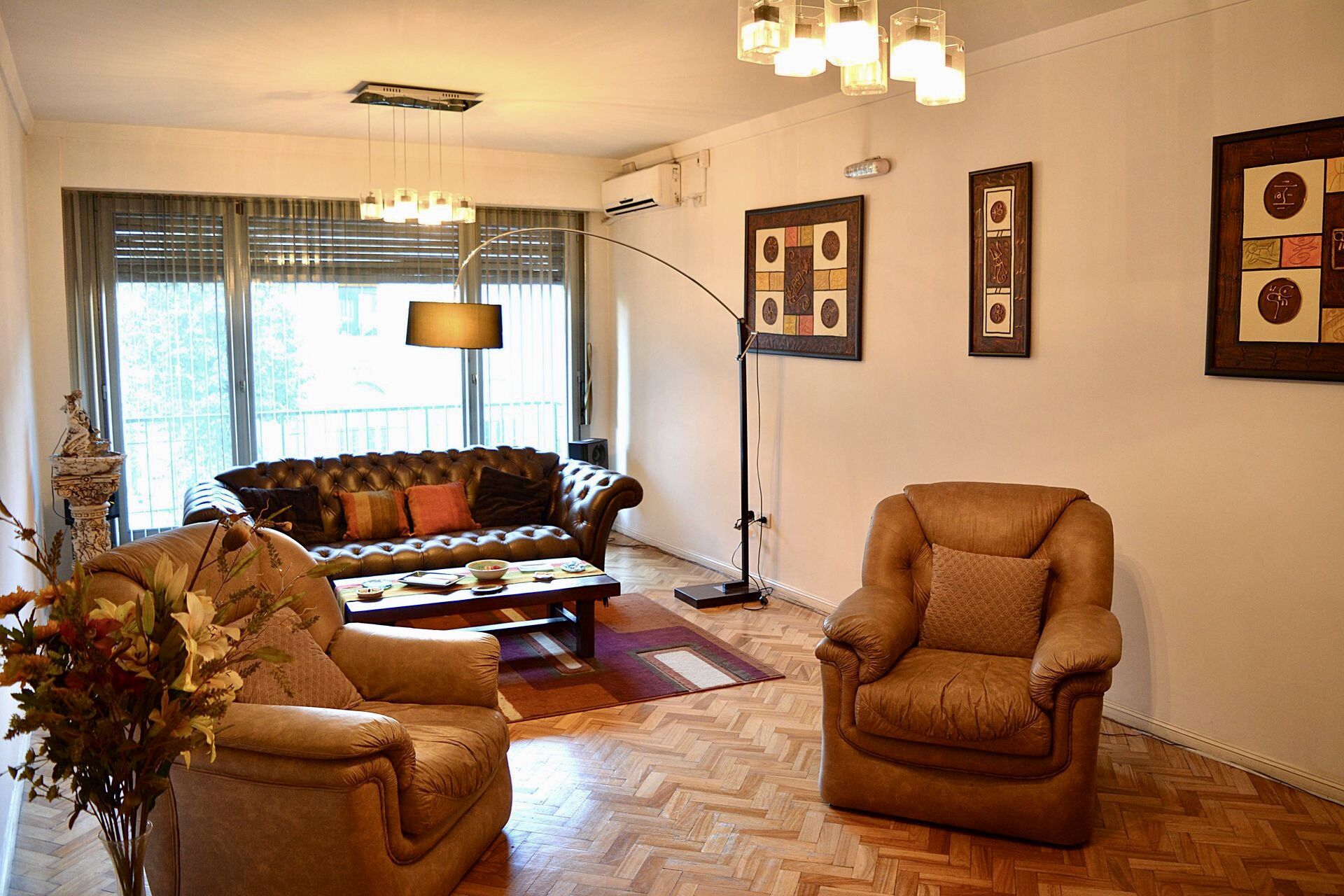 Smart-tv, dvd-spelare, böcker och en stereo