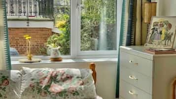 1 bedroom, desk, iron/ironing board, WiFi