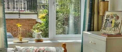 1 habitación, escritorio, tabla de planchar con plancha y wifi