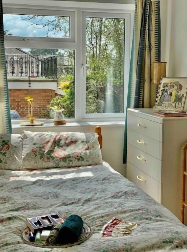 1 bedroom, desk, iron/ironing board, WiFi