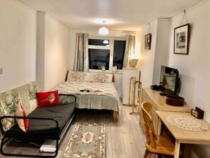 1 quarto, escrivaninha, ferros/tábuas de passar roupa, Wi-Fi