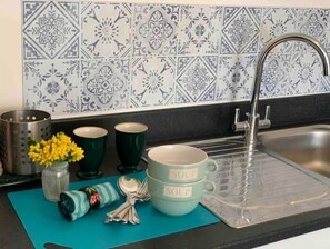 Micro-ondes, batterie de cuisine, vaisselle et ustensiles