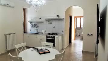 Réfrigérateur, four, tables à manger