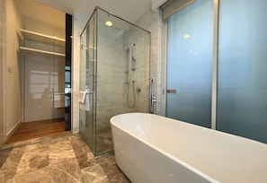 LÀgenhet Premier | Badrum | Dusch, regndusch, hÄrtork och tofflor
