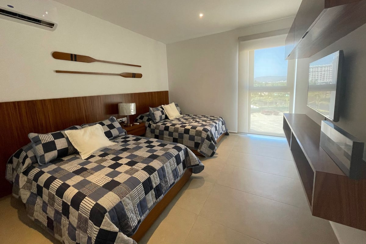415 aria ocean | Egyptian cotton sheets, premium bedding, in-room safe