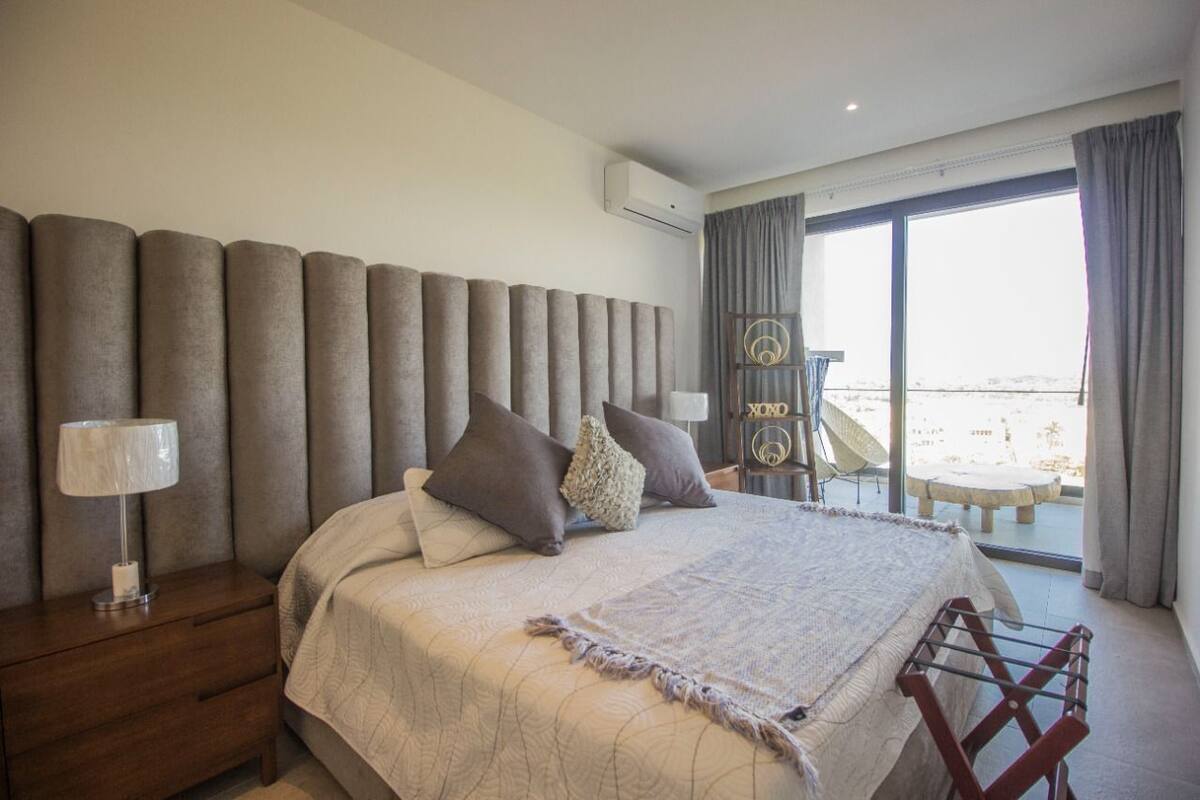810 torre 3 | Egyptian cotton sheets, premium bedding, in-room safe