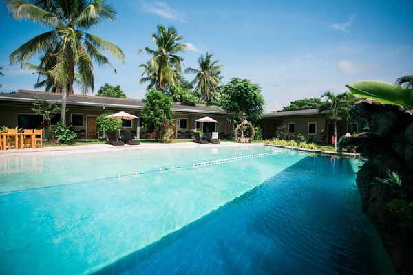 Piscine extérieure, parasols de plage, chaises longues