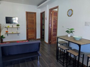 Familie tweepersoonskamer | Individueel gemeubileerd, een bureau, een laptopwerkplek, gratis wifi