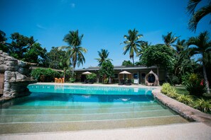 Piscina all'aperto, ombrelloni da piscina, lettini