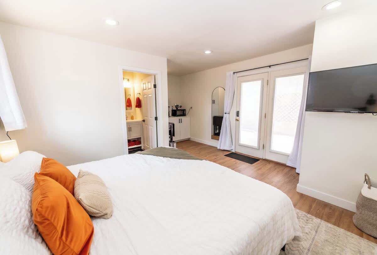 5 bedrooms, iron/ironing board, free WiFi, bed sheets