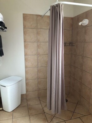 Apartamento família, 2 quartos, acessível, banheiro privativo | Banheiro | Chuveiro, sabonete, shampoo, papel higiênico