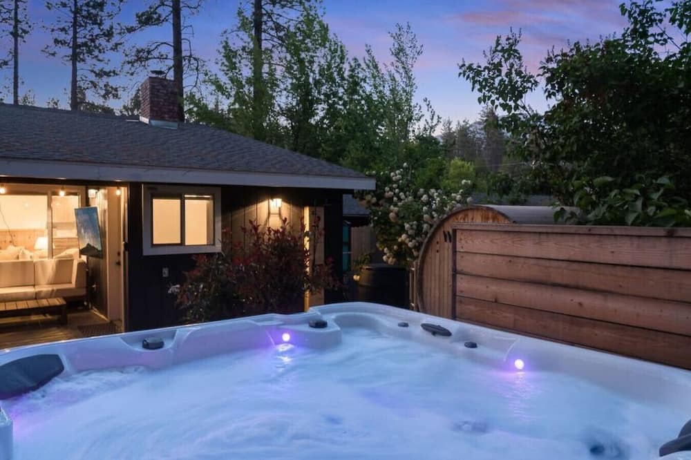 Lily Rock Cottage by Roav Retreats