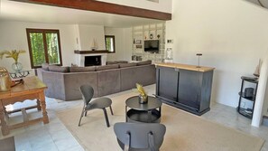 TV, fireplace, offices