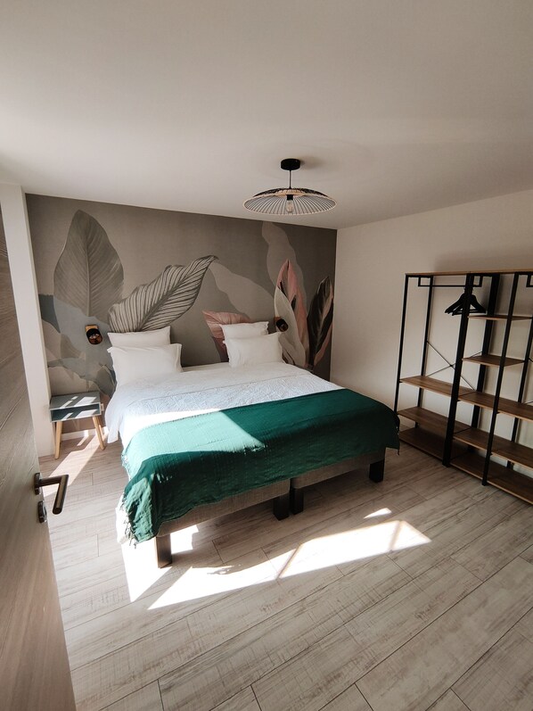 1 bedroom, iron/ironing board, internet, bed sheets