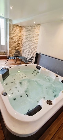 Interior. Gîte du moulin brochat avec espace jacuzzi commun