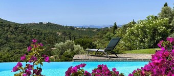 Private and air-conditioned villa for 10 people with a pool and stunning sea and hill views in La...