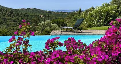 Villa privée et climatisée pour 10 personnes avec piscine et superbe vue mer et collines à La...