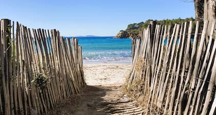 Private and air-conditioned villa for 10 people with a pool and stunning sea and hill views in La...