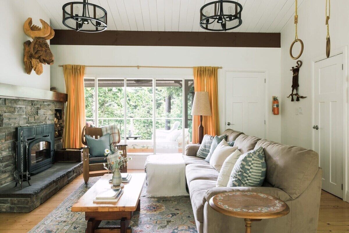 Una televisión, una chimenea