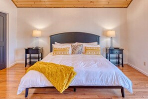 5 bedrooms, desk, iron/ironing board, WiFi - Valley Retreat! Sleeps 10 ~ Hot Tub ~ Fire Pit (Blue Ridge)