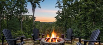 7 Min to Downtown! Sleeps 10 ~ Hot Tub ~ Fire Pit