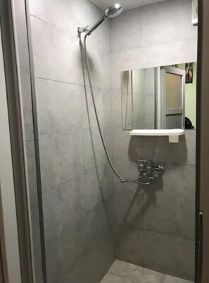 Een douche, een haardroger, handdoeken, zeep