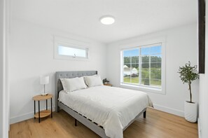 5 Schlafzimmer, Schreibtisch, Bügeleisen/Bügelbrett, Reisekinderbett