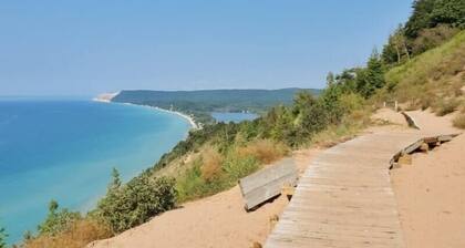 Dream Palace-Hot Tub-Sauna-Cold Plunge-Game Room-Fire pit-5BR-3BA near Long Lake