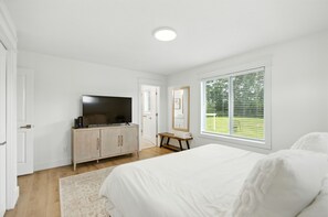 5 عدّة غرف نوم ومكتب ومكواة/لوح كي وسرير سفر