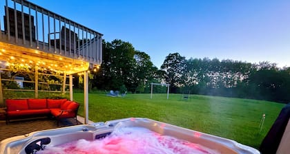 Dream Palace, with Hot Tub, Game Room, Fire pit, 5BR-3BA, near Long Lake