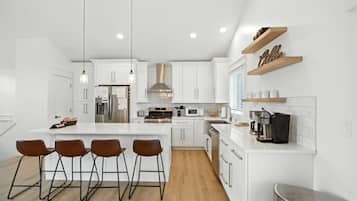 Een koelkast, een magnetron, een oven, een kookplaat