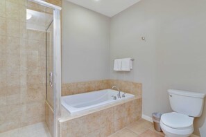 Badewanne, Haartrockner, Handtücher