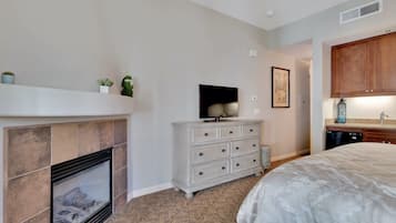 1 bedroom, desk, iron/ironing board, WiFi