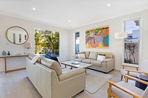 Smart TV, books, stereo, offices