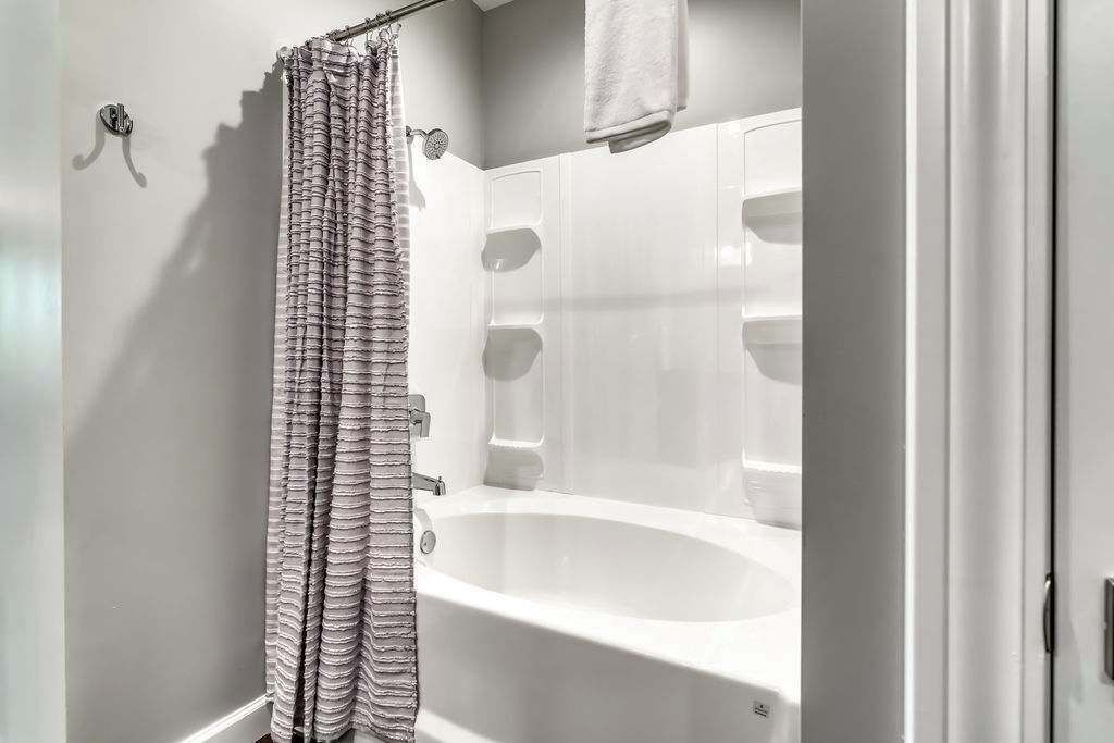 Een bad, een haardroger, handdoeken