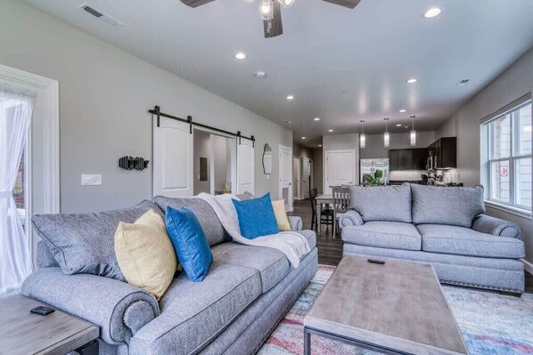 TV, fireplace, video games, offices - Close to Branson HWY 76 Strip! Indoor Pool! (Branson)