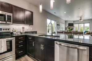 Refrigerador, microondas, horno y parrilla de estufa 