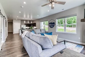 Televisión, chimenea, videojuegos y oficina 