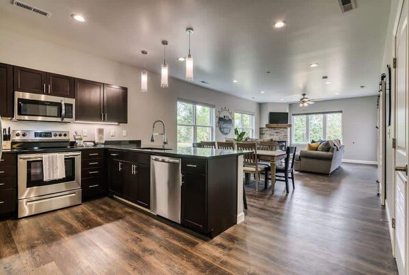 Refrigerador, microondas, horno y parrilla de estufa 