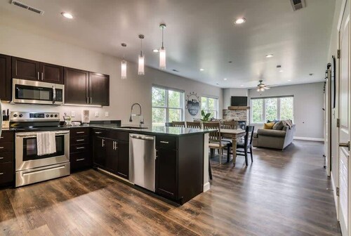 Close to Branson HWY 76 Strip! Indoor Pool!